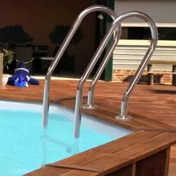 Échelle piscine inox coudée 3 marches sur piscine bois