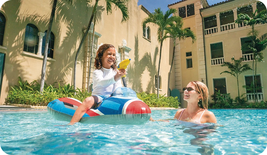 Avion gonflable à chevaucher Intex avec poignée de maintien et pistolet à eau intégrés