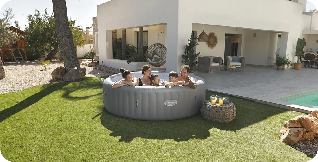 Spa Bestway Hawaii 8 Smart Airjet Grey 4-8 places dans un jardin pour un moment détente en famille