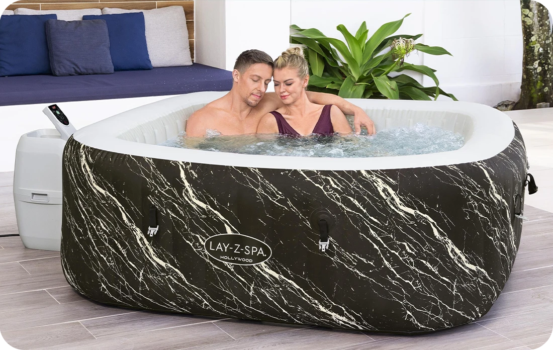 Spa Bestway Hollywood Air Jet 4-6 places avec lumière ambiance LED intégré sur une terrasse