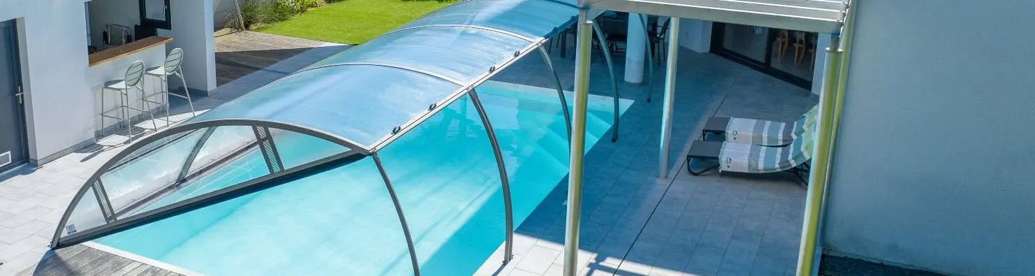 un abri de piscine entreouvert