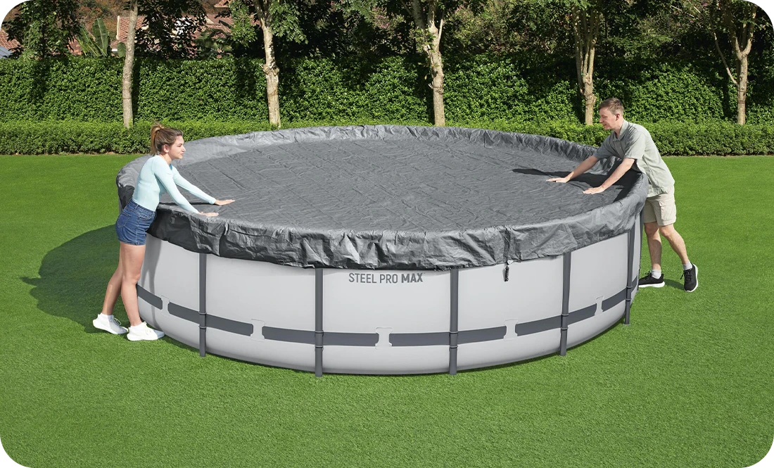 Positionnement de la bâche de protection premium pour piscine ronde Bestway