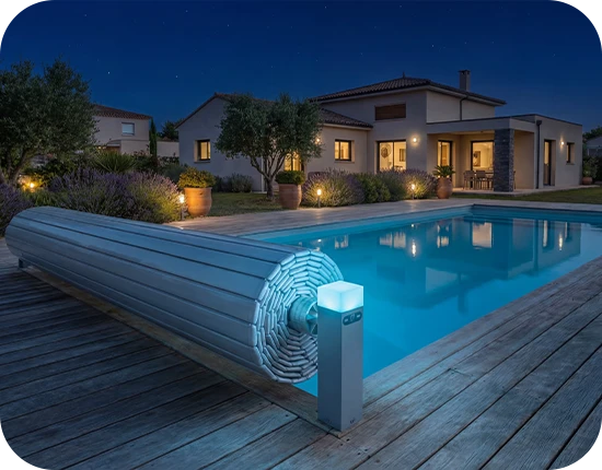 Vue de nuit de la couverture automatique pour piscine Linea Cover Light avec éclairage d'ambiance LED