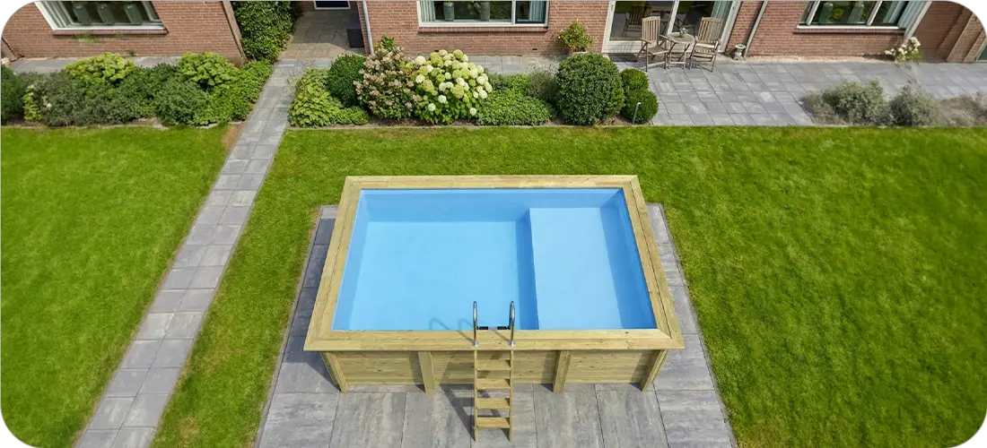 Piscine bois rectangulaire avec plage immergée Altanka Aqua 4,65 x 2,85 x h1,24m sur terrasse