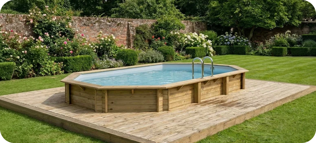 Piscine bois Altanka 7,30 x 3,97 h1,45m dans un jardin ensoleillé avec terrasse bois