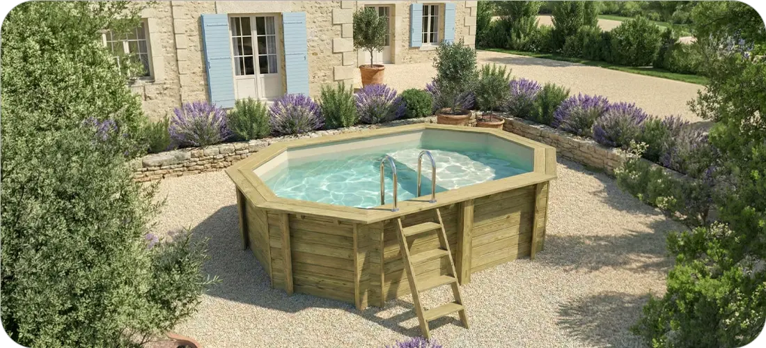 Piscine bois ovale avec plage immergée Altanka Nemo 4,30 x 3,00 h1,18m dans un jardin ensolleillé