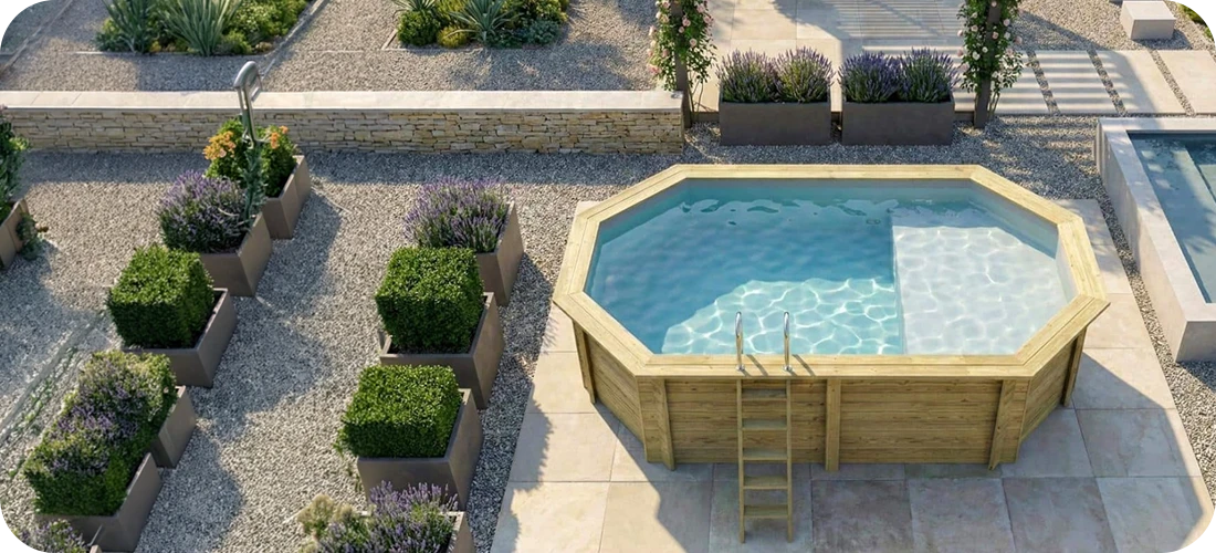 Piscine bois ovale Altanka Nemo avec plage 5,79 x 3,49 h1,45m dans un jardin ensoleillé sur terrasse bois