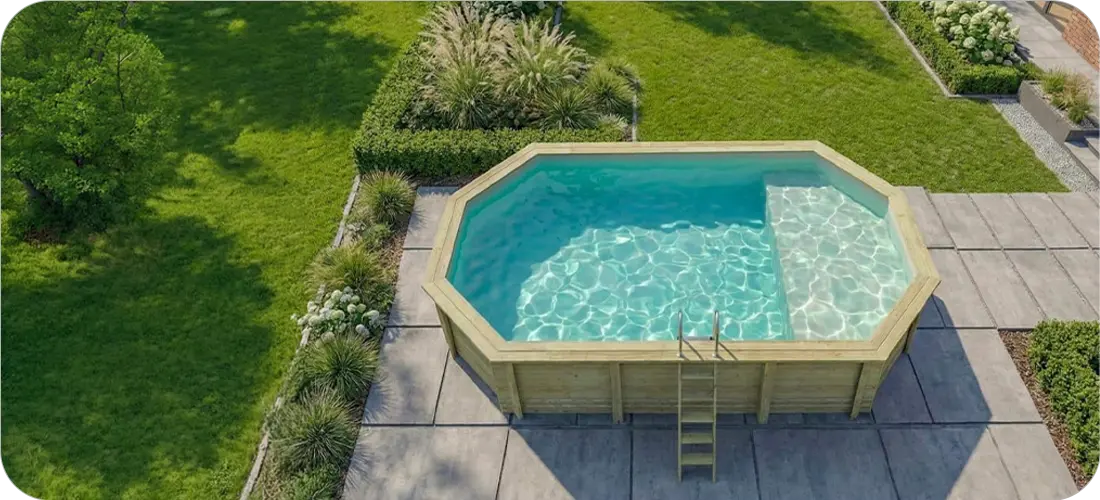 Piscine bois ovale avec plage immergée Altanka Nemo 7,30 x 3,97 h1,45m dans un jardin ensoleillé sur dalle béton