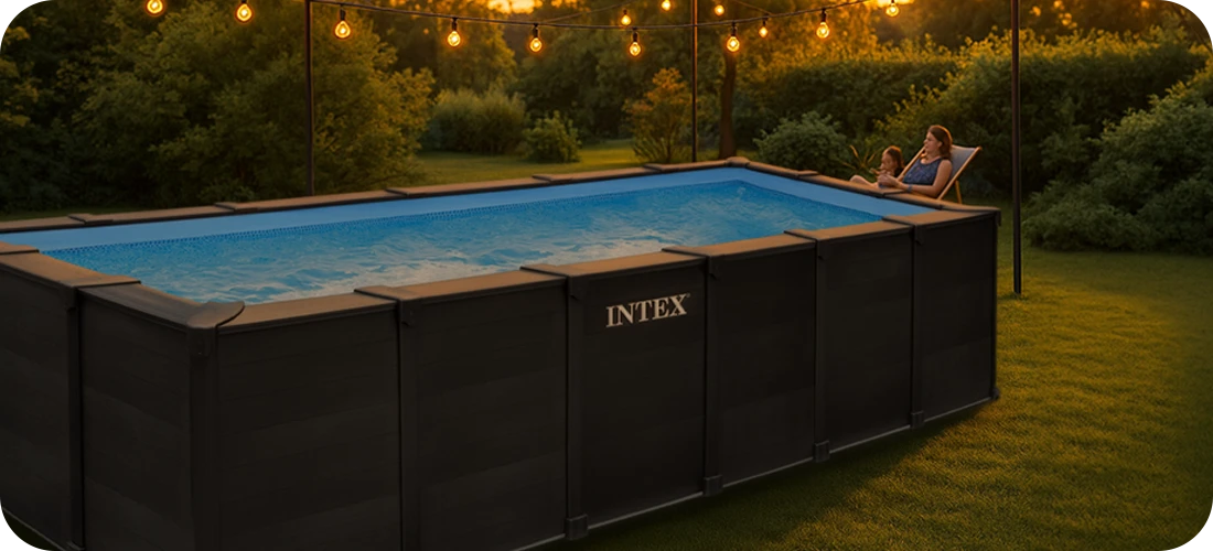 Piscine Graphite Intex 6,00 x 3,00 x h1,24m rectangle dans un jardin en fin de journée