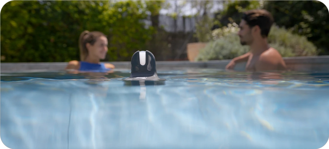 Analyseur d'eau de piscine connecté Zodiac Blue Connect Gold flottant dans une piscine